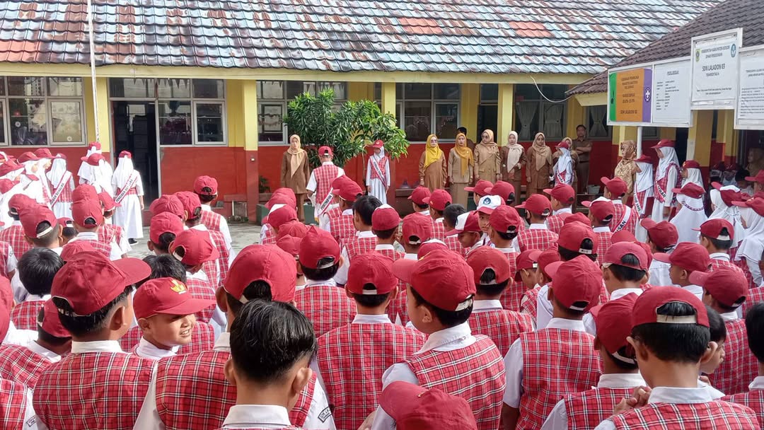Siswa-siswi SDN Laladon 03 dalam kegiatan upacara sekolah